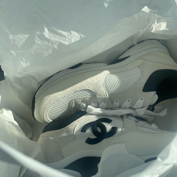 Chanel Wmns CC Logo Sneaker
'White Black' - Picture 1 of 1